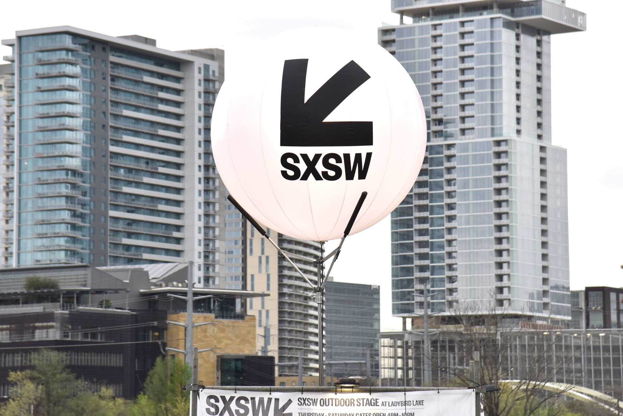 Мерч, сделка WBD и AI: чего ждать от SXSW
